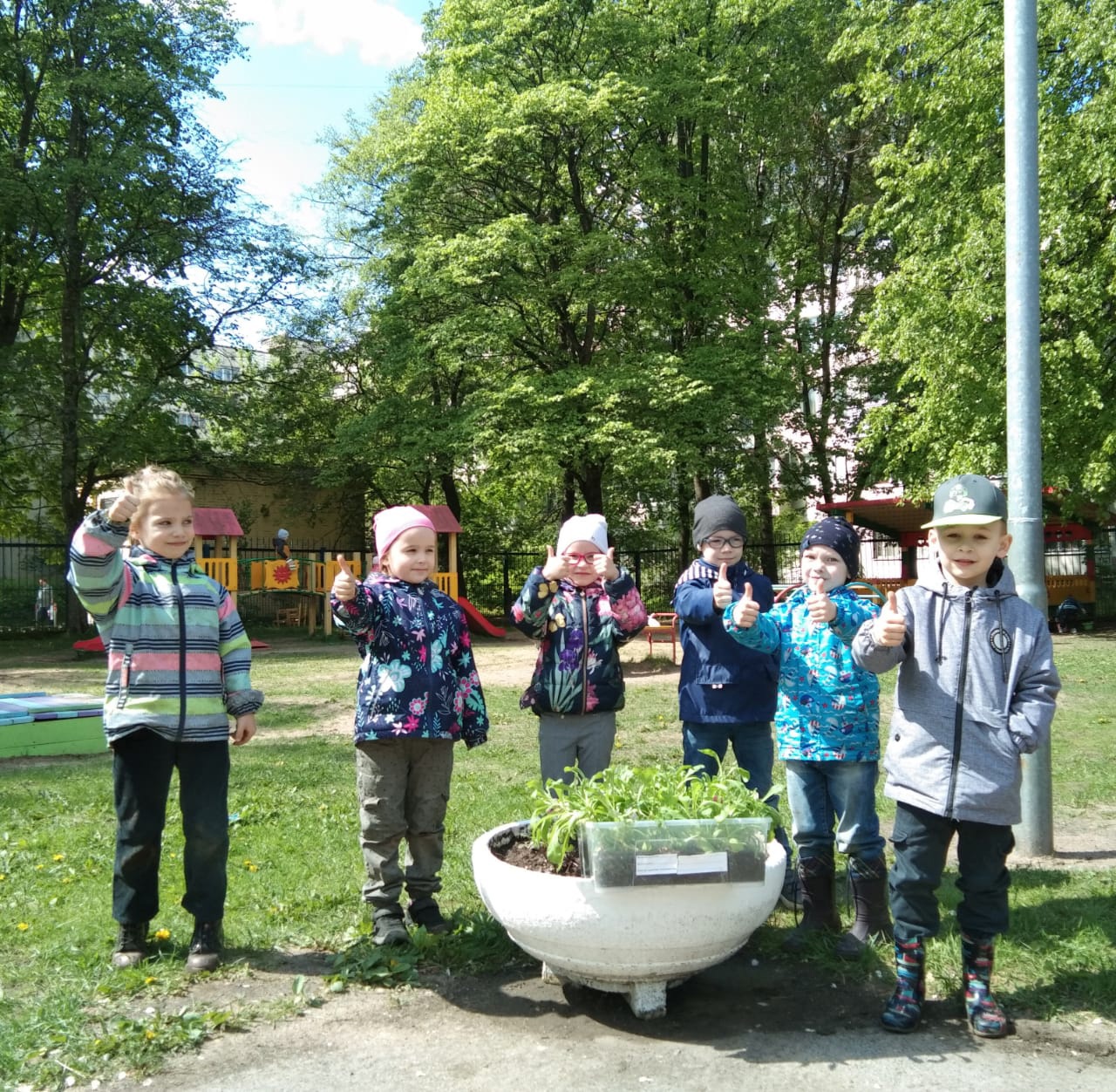 MAAM.ru: Оформление участка в детском саду «Цветочный ручей и каменная клумба»